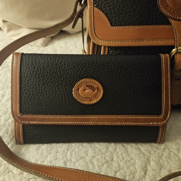 Dooney & Bourke Vintage Classic Black Tan Genuine Pebbled AWL Wallet - Picture 8 of 8